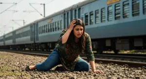 बॉलीवुड एक्ट्रेस करिश्मा शर्मा चलती ट्रेन से कूदीं, गंभीर चोटें; सिर और पीठ पर लगी चोटें, अस्पताल में भर्ती