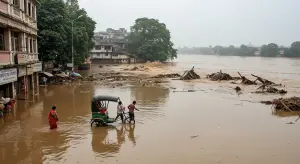कोलकाता में रात भर 3 फीट पानी में डूबी सड़कें, यूपी के लखीमपुर में नदी में समाए 5 मकान; मानसून की विदाई के बीच बाढ़ और जलजनित रोगों का खतरा