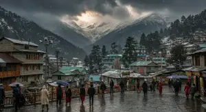 हिमाचल की ऊंची चोटियों पर बर्फबारी:मनाली का तापमान 8 डिग्री गिरा; आज 8 जिलों में भारी बारिश-तूफान का ऑरेंज अलर्ट