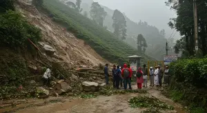 बंगाल के दार्जिलिंग में लैंडस्लाइड, अब तक 28 मौतें:कई लापता, हजारों टूरिस्ट फंसे; जम्मू-कश्मीर में स्कूल बंद, वैष्णो देवी यात्रा लगातार दूसरे दिन रद्द
