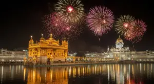 स्वर्ण मंदिर में गुरु रामदास जी के प्रकाश पर्व पर एक लाख दीयों की जगमगाहट, हेलीकॉप्टर से हुई पुष्पवर्षा