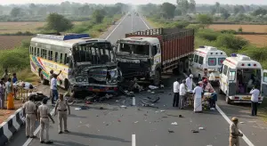 कर्नाटक में भीषण सड़क हादसा: बस-ट्रक की टक्कर में दो की मौत, 12 घायल