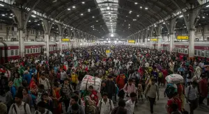 दिवाली-छठ यात्रा: नई दिल्ली रेलवे स्टेशन पर भीड़ से बचने और सुरक्षित सफर के लिए ये सूचनाएं हैं बेहद जरूरी