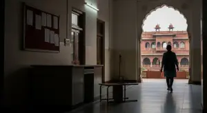 दिल्ली के दक्षिण एशियाई विश्वविद्यालय में यौन उत्पीड़न मामला: गर्ल्स हॉस्टल की वार्डन हटाई गईं, असिस्टेंट निलंबित