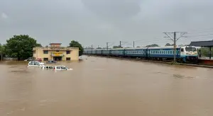 तेलंगाना में तूफान मोन्था का भयंकर कहर: स्कूल डूबा, गाड़ियाँ बहीं; रेलवे स्टेशन पर जलभराव, 2 ट्रेनें ठप