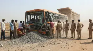 तेलंगाना के रंगारेड्डी में बस-डंपर की टक्कर, 19 की मौत:20 घायल; लोग गिट्टी के नीचे दबे, शवों को निकालने के लिए बस काटनी पड़ी