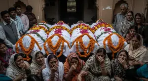 बाराबंकी में ज्वेलर्स परिवार के सामूहिक अंतिम संस्कार की तैयारी: घर पहुंचे पति-पत्नी और दो बेटों के शव, शोक में डूबा पूरा शहर