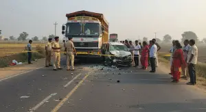 बाराबंकी में ज्वेलर्स का पूरा परिवार खत्म:पति-पत्नी और दो बेटों की मौत; ट्रक-कार की टक्कर, 2 और लोगों ने तोड़ा दम
