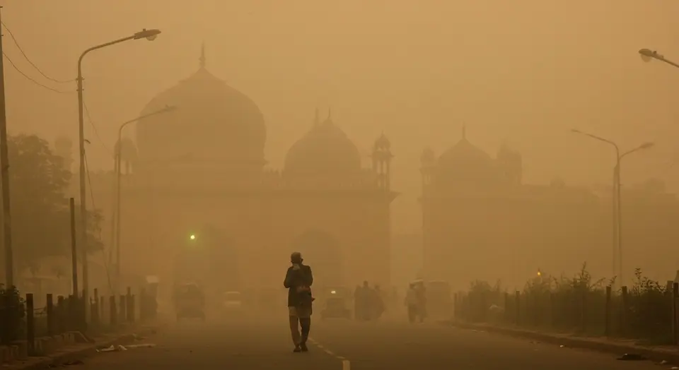 लखनऊ की हवा हुई जानलेवा: दिवाली बाद AQI 400 के पार, ‘सांसों’ पर गहराया संकट
