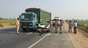 कुरुक्षेत्र में ट्रक में घुसी कार, 3 की मौत:6 लोग घायल; इंडियन हॉकी टीम की पूर्व कप्तान की शादी में कैटरिंग के लिए आए थे