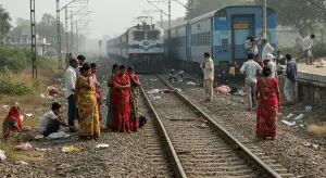 मिर्जापुर में कालका मेल का कहर: ट्रैक पार करते 6 यात्रियों की दर्दनाक मौत, मचा हाहाकार