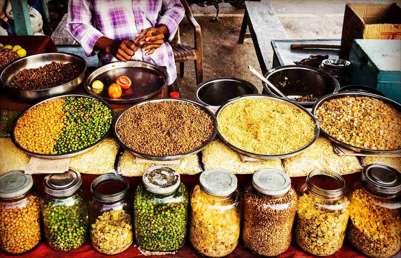 जिंदगी उन्हें अपनी भूख मिटाने के लिए छोटी उम्र में ही काम करने पर मजबूर कर देती है