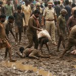 Aligarh: Farmers Drenched in Rain, Fell in Mud for Urea; Fertilizer Received After Police Reprimand, Farmers' Commotion