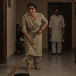 Daughter-in-law was sweeping, elder brother-in-law suddenly arrived; without a dupatta, here's how she saved her modesty! Video viral.
