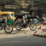Delhi Police's Indomitable Courage: Robbers Who Broke Barricades and Fled Knocked Down by Bike, Apprehended in Filmy Style; Video Viral