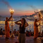 Foreign Tourist Immersed in Devotion: Amazing Dance During Ganga Aarti Goes Viral!