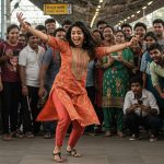 Girl Performs Electrifying Dance to 'Jumma-Chumma' on Platform, Leaves People Stunned!
