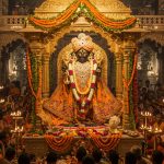 Grand Janmashtami Fervor in Dwarka: Dwarkadhish Adorned in Saffron, Massive Crowds Flocked for Darshan Until After Midnight