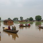 Meerut: Floods wreak havoc in 10 Khadar villages, transportation paralyzed, thousands of villagers rely on boats.