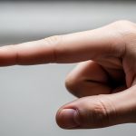 Viral Trick: Man made uneven fingers equal in the blink of an eye, know its secret!