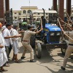 Pilibhit: Farmer Leader Drives Tractor Into Collectorate, Fierce Clash With Police!