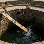 Real Hack! Kids Find Amazing Way To Swim In Well, Dive Deep Into Water Using Wood Support, Video Goes Viral.