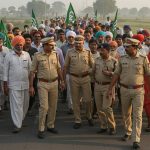 Sonbhadra Fertilizer Crisis: Angry Farmers Accuse Sub-Inspector of Assault, Block Highway