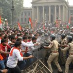 SP fumes over fertilizer crisis in UP; activists marching to gherao Assembly clash with police!