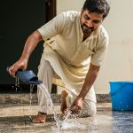 Man devised amazing trick to wash floor! Water started flowing from slipper like this, video went viral.