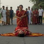 Rural Bhabhi Bindu made a video lying on the road in a saree, leaving people stunned!