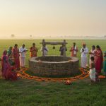 Bizarre Incident: Blue drum kept in field went missing, next morning a huge well was found, villagers began worship.