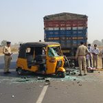Havoc of Death on Bareilly-Nainital Highway: Auto Rams into Parked Truck, Driver Tragically Dies, 6 Injured; Horrific Video Goes Viral