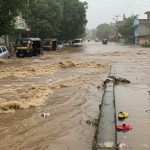 Rain's Fury in UP: Roads Turned into Ponds, Vehicles Submerged, Body of Child Swept Away in Drain Found 100 Meters Away