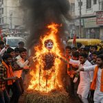 ABVP Workers Angered by Minister O.P. Rajbhar's Statement: Burn Effigy, Block Roads in Lucknow