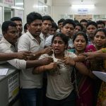 Lucknow Civil Hospital: Female Snatcher Caught Red-Handed Snatching Chain in Prescription Line, Handed Over to Police