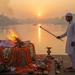 Son Upholds Unique Tradition: Muslim Youth Performs Last Rites for Hindu Mother, Ashes to be Immersed in Triveni