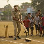 Police officers like this exist too! Video of Sub-inspector playing cricket with children goes viral; people say 'Today we saw their true face'.