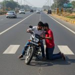 First romance on a bike on the highway, then a shameful act in the middle of the road! Video went viral