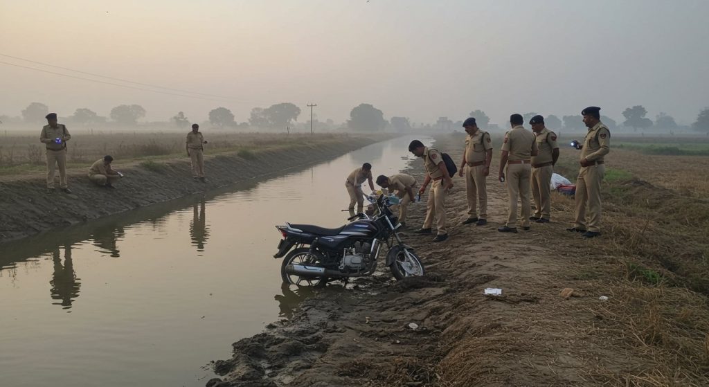 Sensation in UP! Two unidentified bodies found with bike in canal, late night accident suspected, police probe underway.