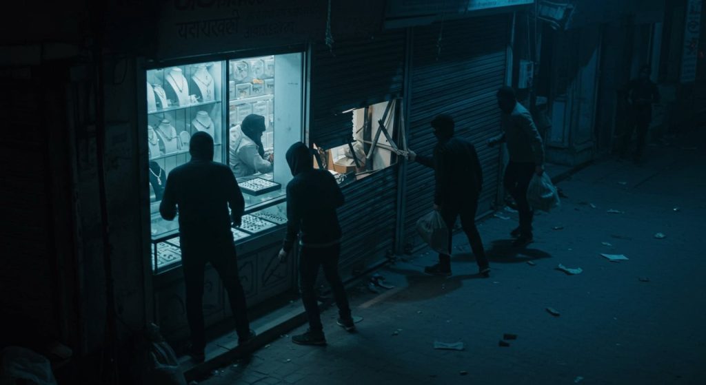 Major Theft in Kanpur: Shutter Broken, 33 Lakh Worth of Jewelry Stolen in 20 Minutes, Incident Caught on CCTV