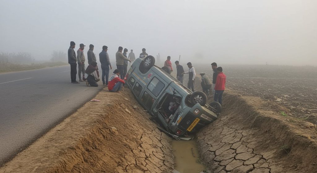 Fog's Fury in Pilibhit: Tempo Overturns in Dry Canal by Roadside, 10 Seriously Injured